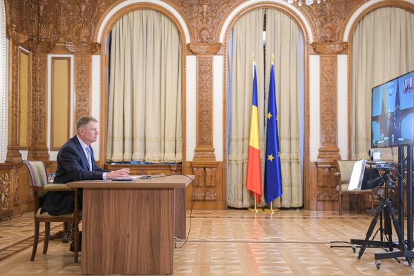 Videoconferinţă a preşedintelui Iohannis cu premierul, ministrul de Interne, prefecţii şi şefii instituţiilor deconcentrate