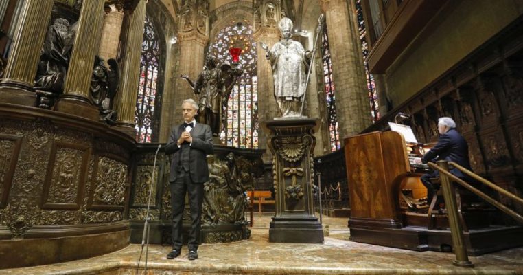 VIDEO Andrea Bocelli a cântat de Paştele catolic în Domul din Milano, fără spectatori