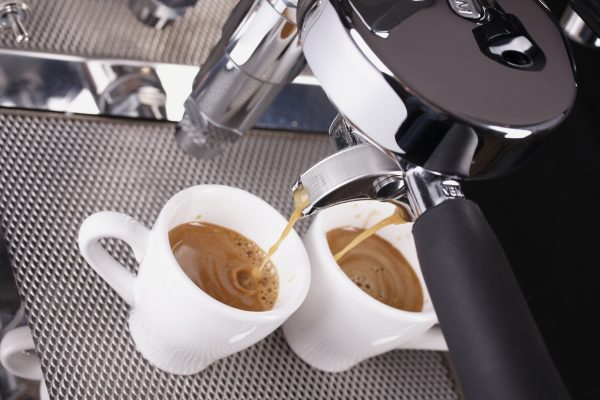 Brăila: Cafe-bar din municipiul reşedinţă găsit deschis de poliţişti; a fost aplicată o amendă de 7.000 lei