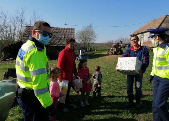 Mureş: Acţiune umanitară de Paşte a poliţiştilor din Râciu pentru familii nevoiaşe şi copii institutionalizaţi