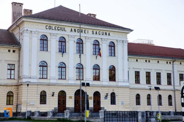 CNCD a amendat trei colegii din Braşov, pentru că au condiţionat frecventarea cursurilor de obţinerea anumitor medii