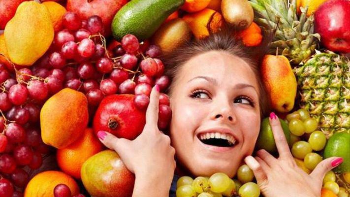 Femeile şi persoanele cu studii superioare consumă mai multe fructe (studiu)