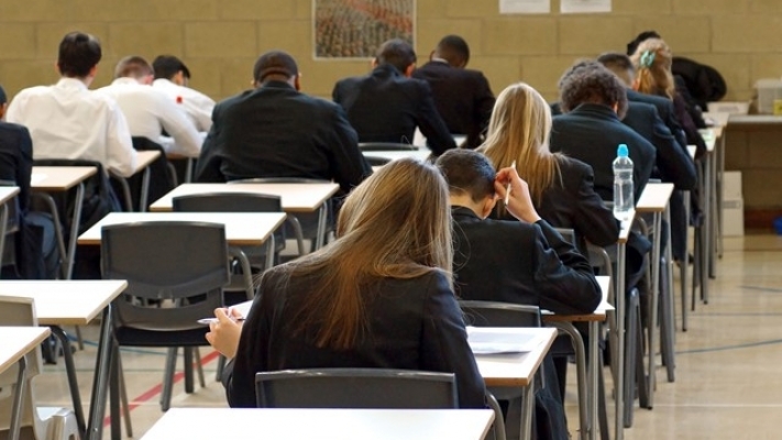 Elevii şi studenţii îi solicită preşedintelui Iohannis respingerea propunerii privind eliminarea elementelor de gen din educaţie