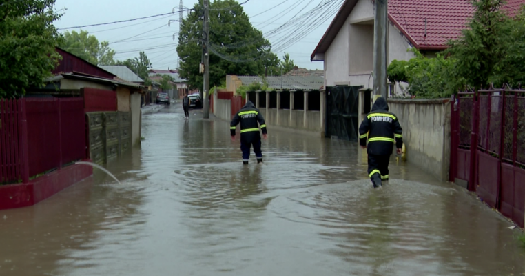 IGSU: Pompierii au acţionat, în ultimele 24 de ore, pentru evacuarea apei din 53 de case şi aproximativ 200 de curţi