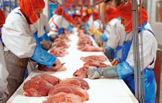 MAE: 996 de români angajaţi la compania de prelucrare a cărnii din Rheda-Wiedenbruck – confirmaţi cu SARS-CoV-2