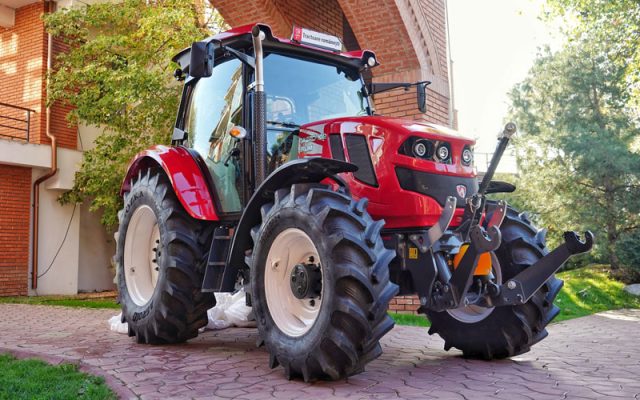 Mureş: A început promovarea pe piaţa externă a tractorului agricol românesc, TAGRO, conceput la Reghin
