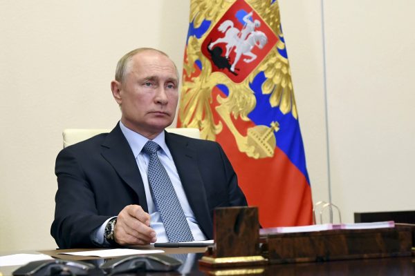 Putin nu exclude posibilitatea de a candida din nou la prezidenţiale dacă îi va permite Constituţia