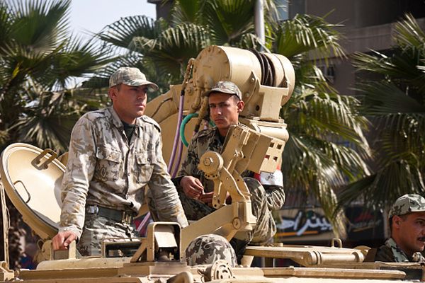 Egiptul ratifică o lege ce interzice militarilor cariera politică