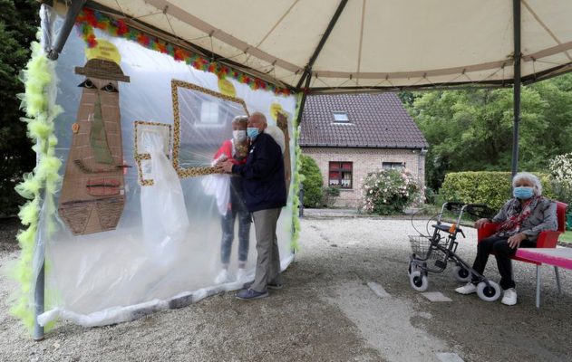 La un azil de bătrâni din Belgia, rezidenţii îşi pot îmbrăţişa vizitatorii printr-o perdea