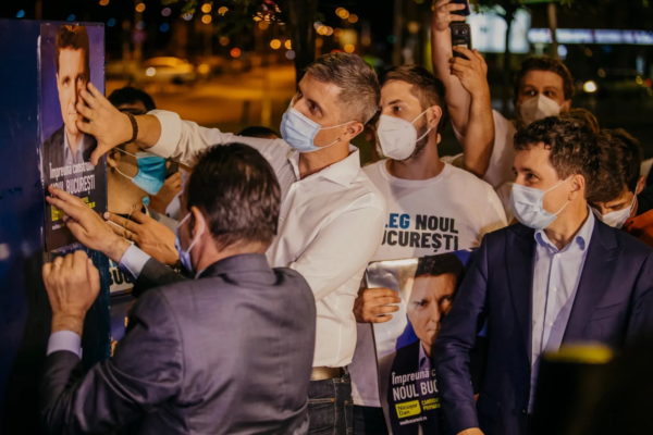 AlegeriLocale2020/Nicuşor Dan a dat startul campaniei la miezul nopţii; a lipit primul afiş împreună cu Orban şi Barna