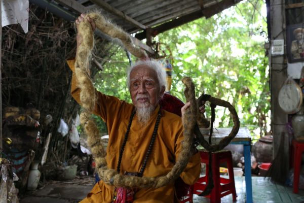 Un bărbat din Vietnam, cu un păr de cinci metri, spune că nu s-a mai tuns din motive religioase