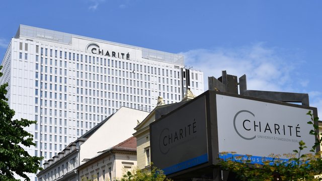 Opozantul rus Navalnîi a ieşit din comă şi reacţionează la cuvinte, anunţă spitalul berlinez Charite