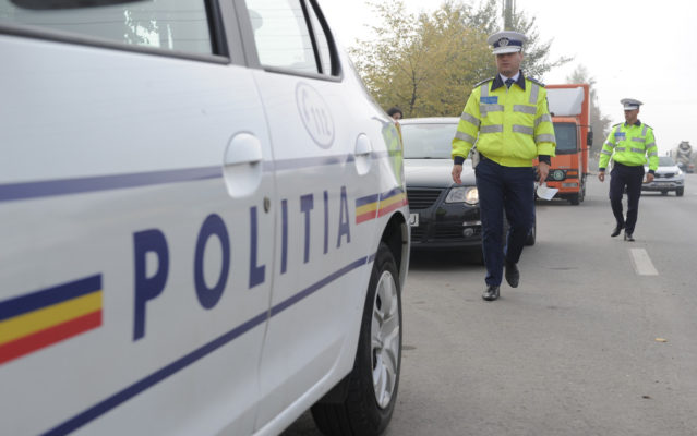Arad: 28 de migranţi găsiţi înghesuiţi într-un microbuz, alţi cinci pe câmp, la frontiera cu Ungaria