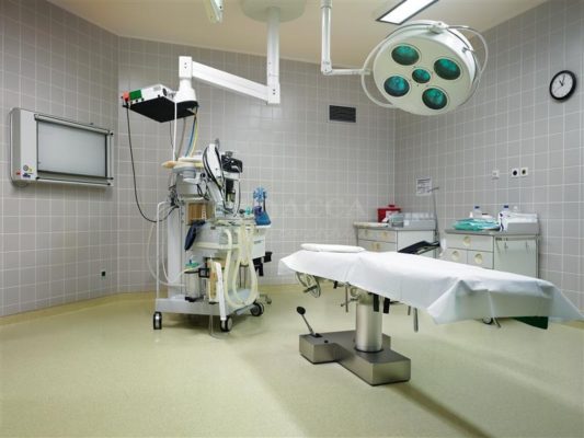 Cluj: Tehnică în premieră în transplantul de rinichi la ICUTR, de la mamă la fiu