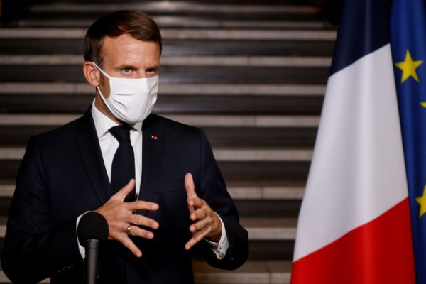 Decapitarea unui profesor în Franţa: Macron promite intensificarea acţiunilor împotriva islamului radical