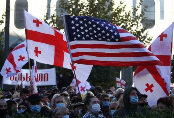 Zeci de mii de georgieni au ieşit în stradă pentru a cere noi alegeri