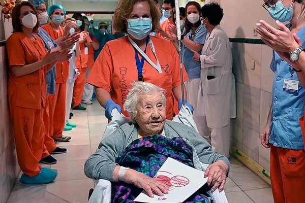 Pacientă de 104 ani externată dintr-un spital din Madrid după ce a depăşit COVID-19