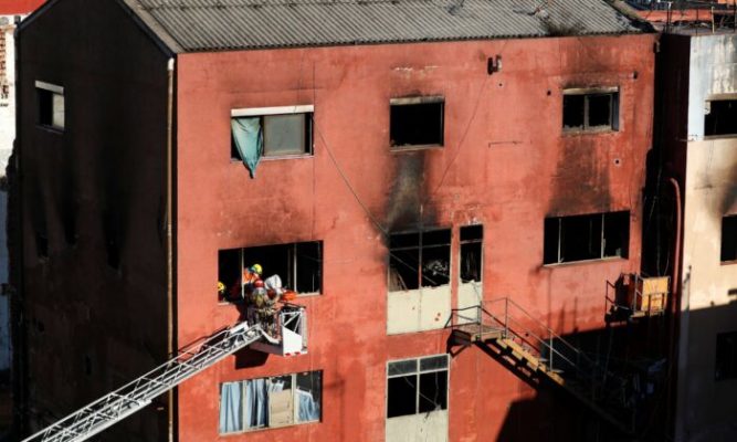 Spania: Cel puţin doi morţi şi 17 răniţi înr-un incendiu la un depozit industrial dezafectat locuit de migranţi