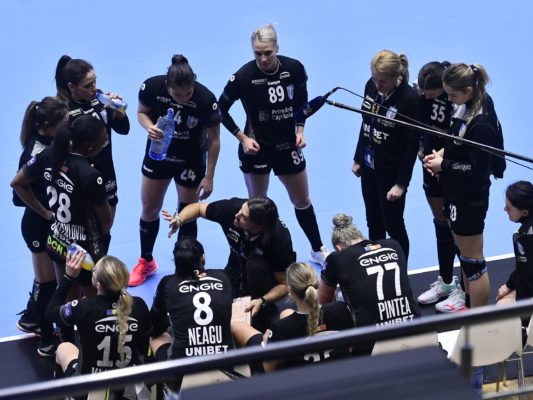 Handbal feminin: CSM Bucureşti, victorie fără probleme cu Gloria Bistriţa, în campionat