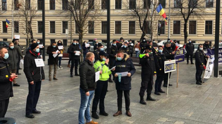 Sindicalişti din poliţie, administraţie publică, asistenţă socială şi penitenciare participă, miercuri, la un miting în faţa Ministerului Muncii