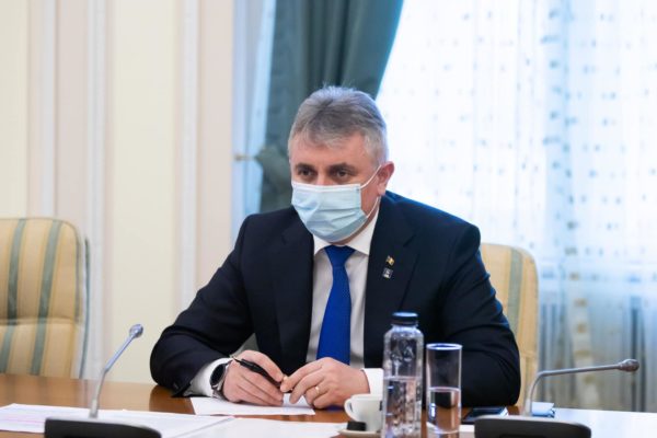 Bode (MAI): Am găsit o variantă să transportăm migranţii care vin în Timişoara înapoi la centrele din ţară
