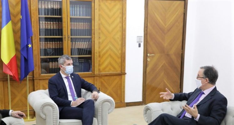 Scăderea costului vizelor de muncă pentru lucrătorii români, discutată de Dan Barna cu ambasadorul britanic