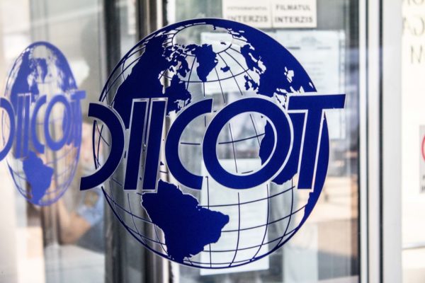 DIICOT: Peste 580.000 de parfumuri contrafăcute, introduse în ţară cu ajutorul a doi poliţişti şi trei vameşi