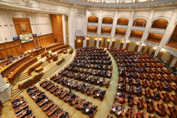 Proiect USR PLUS: Reducerea indemnizaţiei pentru parlamentarii care adresează injurii demnitarilor