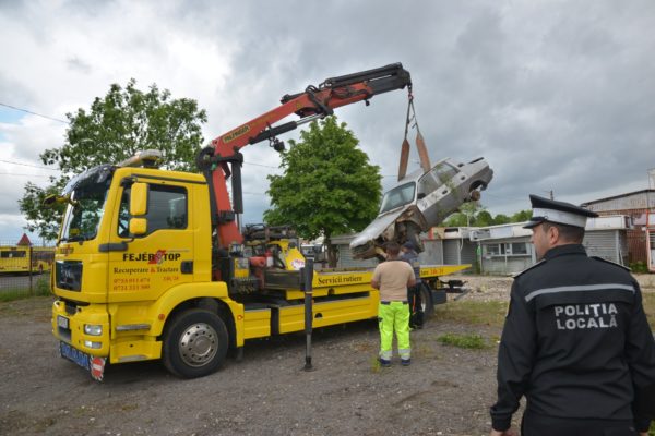 Sector 1: Poliţiştii locali au ridicat de pe domeniul public peste 40 de vehicule abandonate