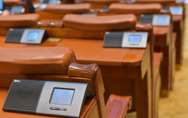 USR PLUS propune ca parlamentarii care vor vota la dublu să piardă peste 80% din indemnizaţie