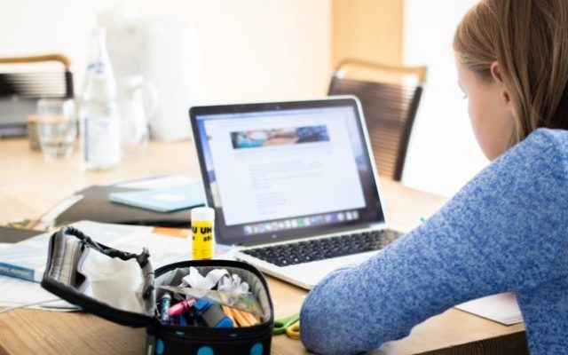Elevii din clasele terminale de gimnaziu şi liceu reîncep luni cursurile; activităţile didactice – online
