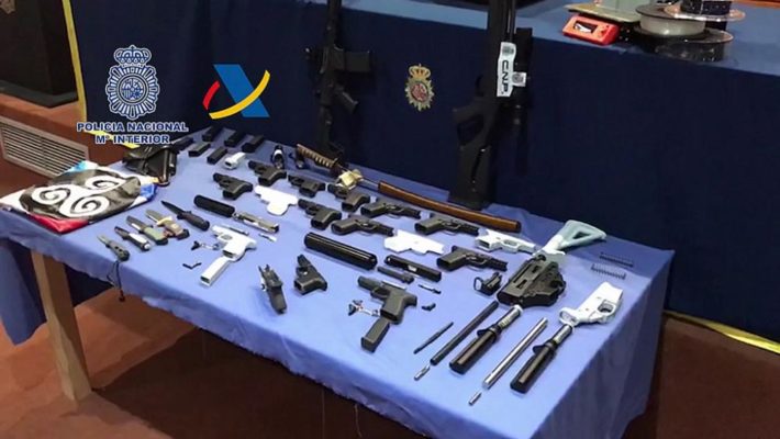 Poliţia din Spania a destructurat un atelier clandestin de fabricat arme cu imprimante 3D