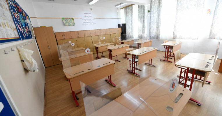 Elevii din clasele terminale – a VIII-a, a XII-a şi a XIII-a – revin la cursuri cu prezenţă fizică