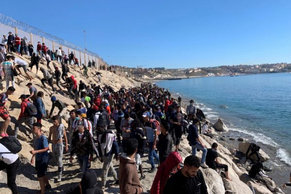 Exodul migranţilor către Ceuta se apropie de sfârşit, nu şi controversa dintre Spania şi Maroc privind Sahara Occidentală