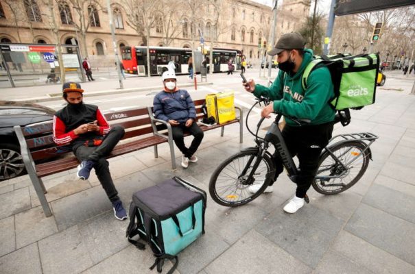 Livratorii de mâncare din Spania trebuie să devină angajaţi cu carte de muncă în următoarele 90 de zile