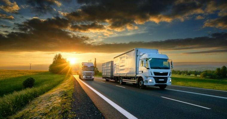 Transportatorii de marfă vor circula, vineri, cu viteză redusă pe cele mai importante artere din ţară