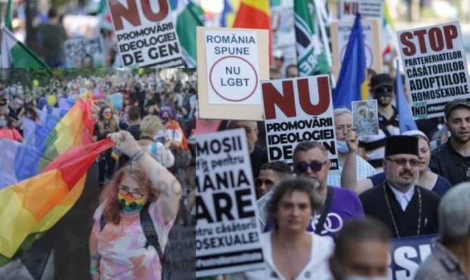 Mii de participanţi la Bucharest Pride – sute de persoane, într-un eveniment în replică, în Piaţa Universităţii