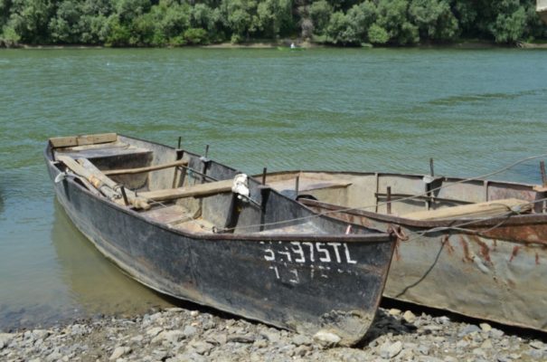 Tulcea: Pescarii de pe braţul Măcin al Dunării renunţă la bărcile din tablă