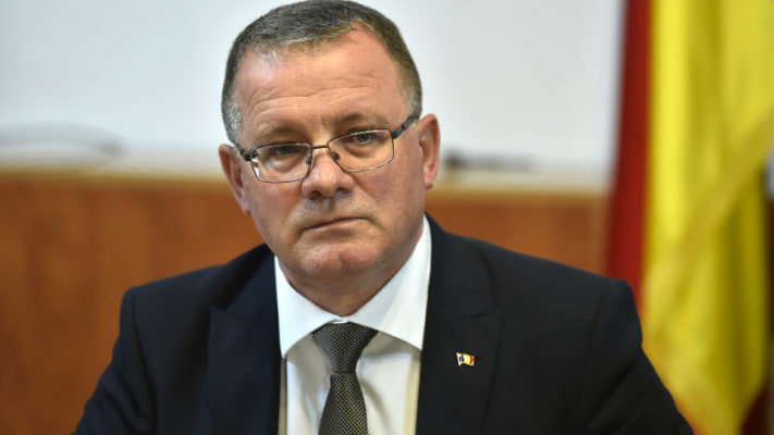 Adrian Oros îşi va depune marţi demisia din funcţia de ministru al Agriculturii