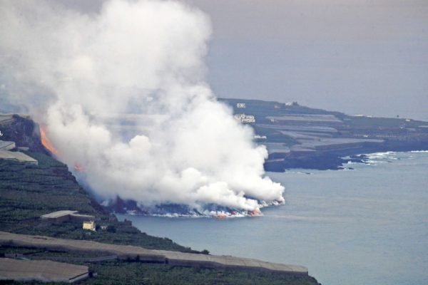 La Palma: Gazele emanate la contactul lavei cu apa oceanului reprezintă pentru moment un risc minor pentru populaţie (expert)