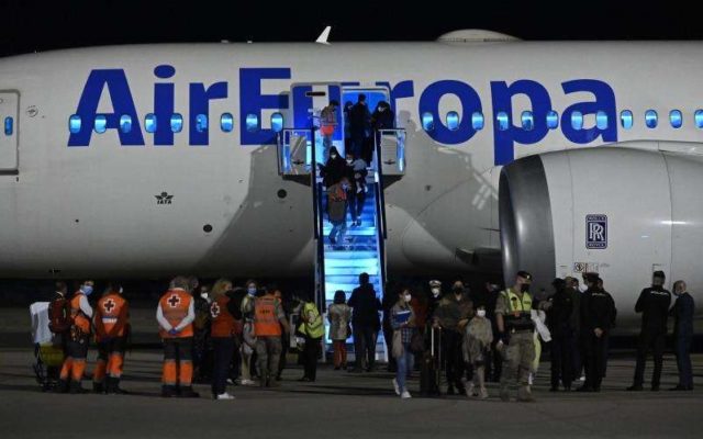 Un avion cu 160 de refugiaţi afgani a aterizat în Spania