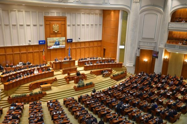Camera Deputaţilor a aprobat proiectul privind introducerea disciplinei şcolare ”Istoria Evreilor. Holocaustul”