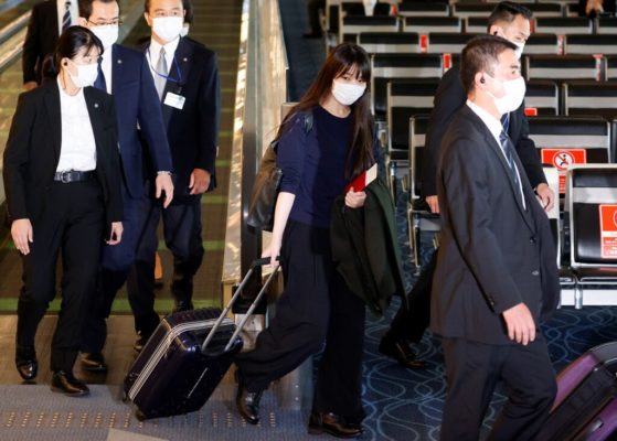 Japonia: Fosta prinţesă Mako a plecat la New York, unde va locui împreună cu soţul ei