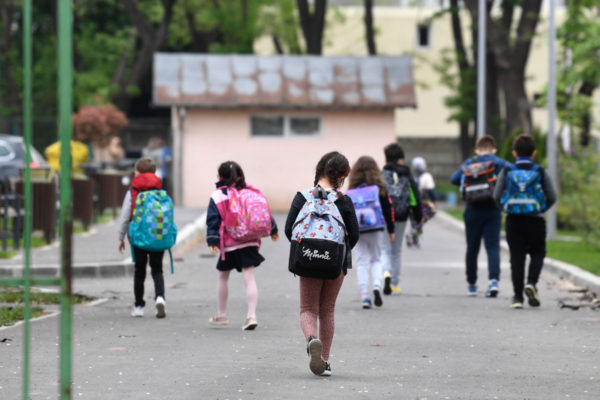 Ministerul Educaţiei: 16.120 de unităţi de învăţământ funcţionează de luni cu prezenţă fizică