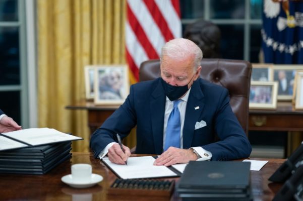 SUA: Biden a semnat legea care înăspreşte restricţiile împotriva companiilor chineze Huawei şi ZTE
