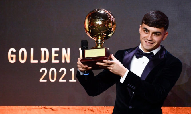 Fotbal: Spaniolul Pedri (FC Barcelona) a primit trofeul Golden Boy
