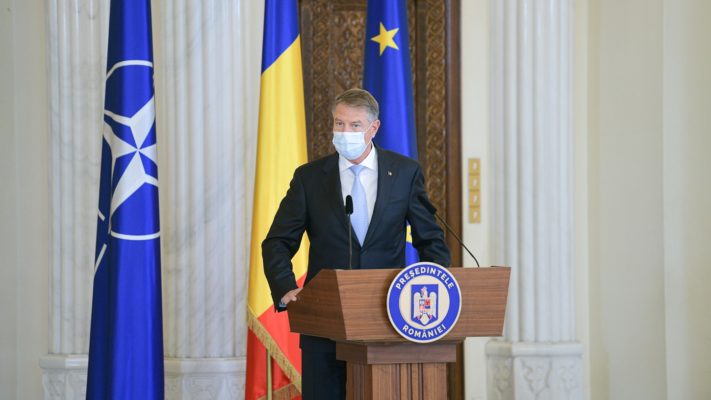 Preşedintele Iohannis decorează, de 1 Decembrie, voluntari, angajaţi şi instituţii din cultură, educaţie, culte şi apărare