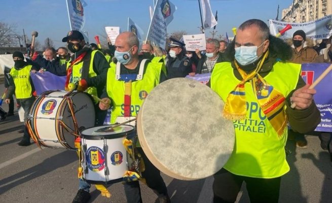 Poliţiştii şi angajaţii din penitenciare protestează în faţa Ministerului Finanţelor