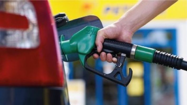 Acciza la carburanţi ar putea fi redusă temporar cu 50%; măsura ar scădea imediat preţul la pompă cu peste 1 leu (ministru)