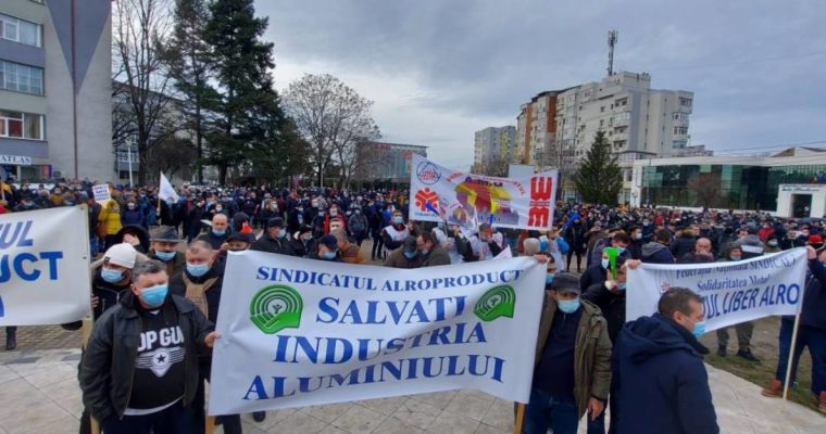 Sindicatele de la ALRO Slatina şi de la Alum Tulcea organizează un miting de protest în faţa Guvernului